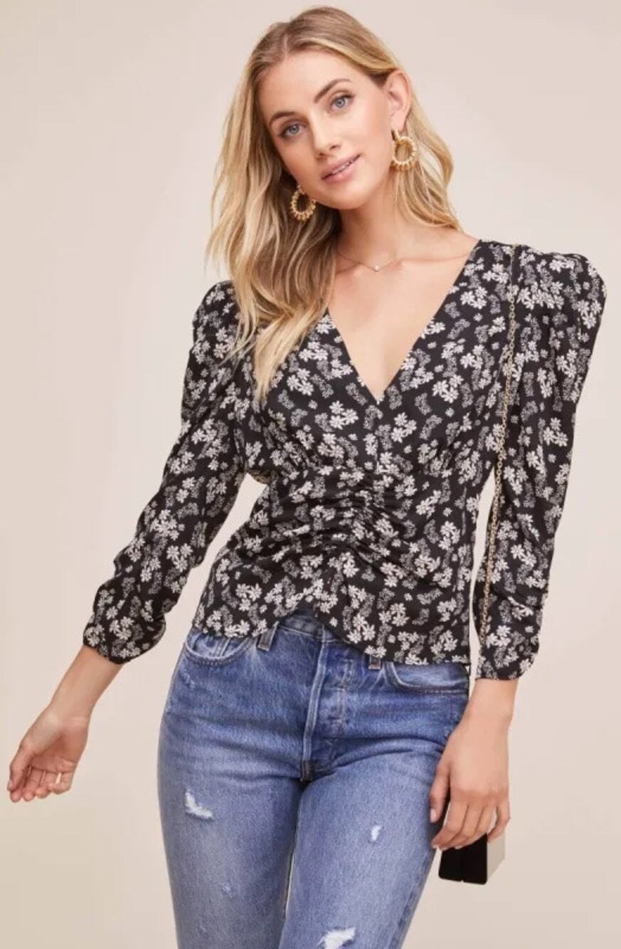 ASTR The Label NWT $65 Black White Ditsy Floral Shirred Blouse V-Neck Size Small